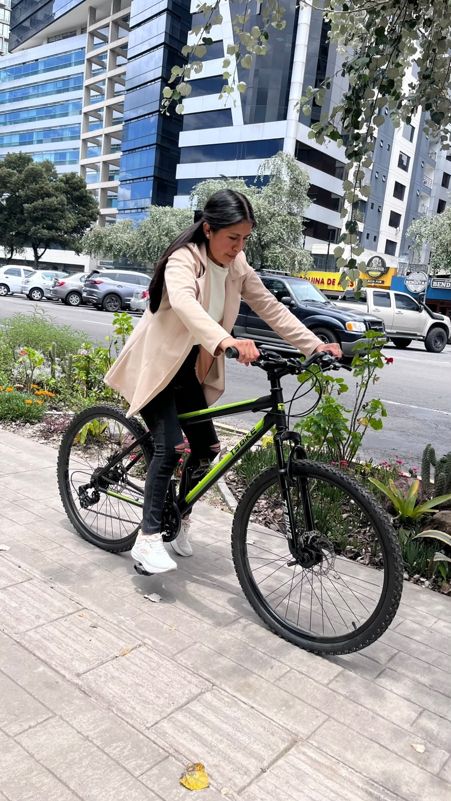 Mujer recorriendo la ciudad en una bicicleta TS Bike